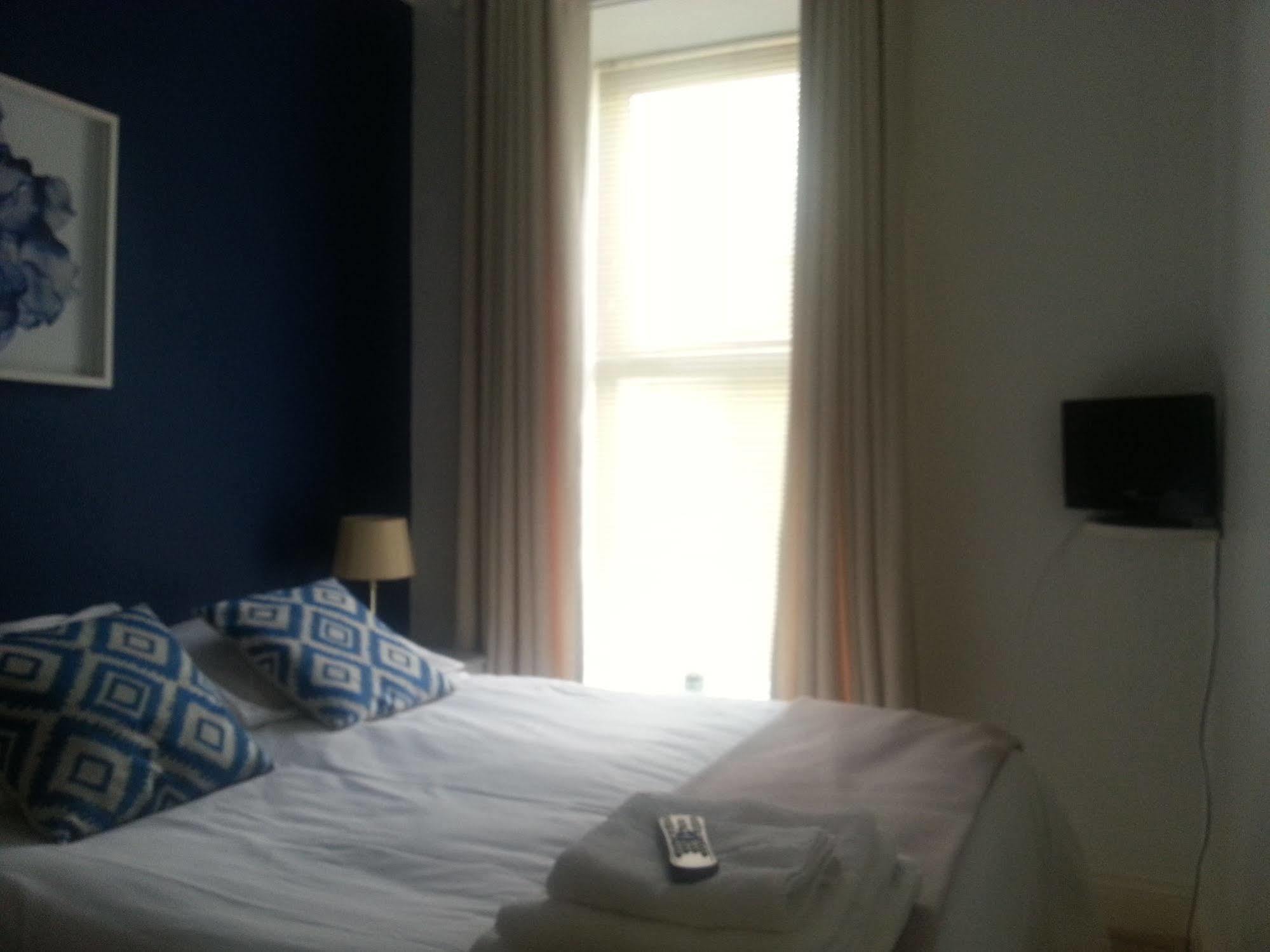 Bed And Blueberry Two Bed Suite For 2,3, Or 4 People Douglas Exterior photo